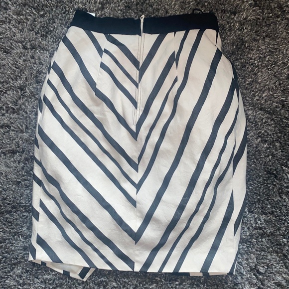 H&M Black & White Asymmetrical Wrap Skirt - Women's Size 6 - Picture 4 of 6